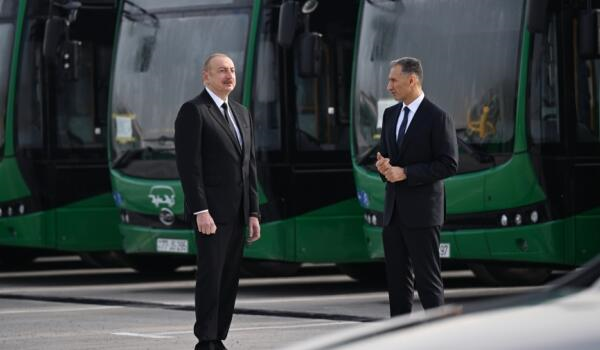 Prezidentə Zığda TX5 elektrik taksisi təqdim edildi 